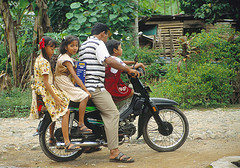 thailand-familie-op-motorfiets